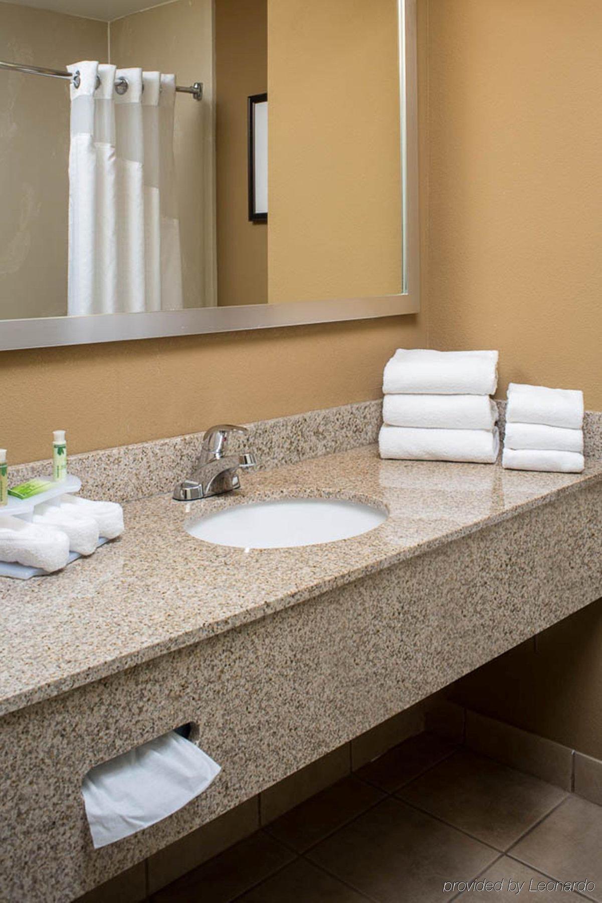 Express - By Ihg Hotel Clermont